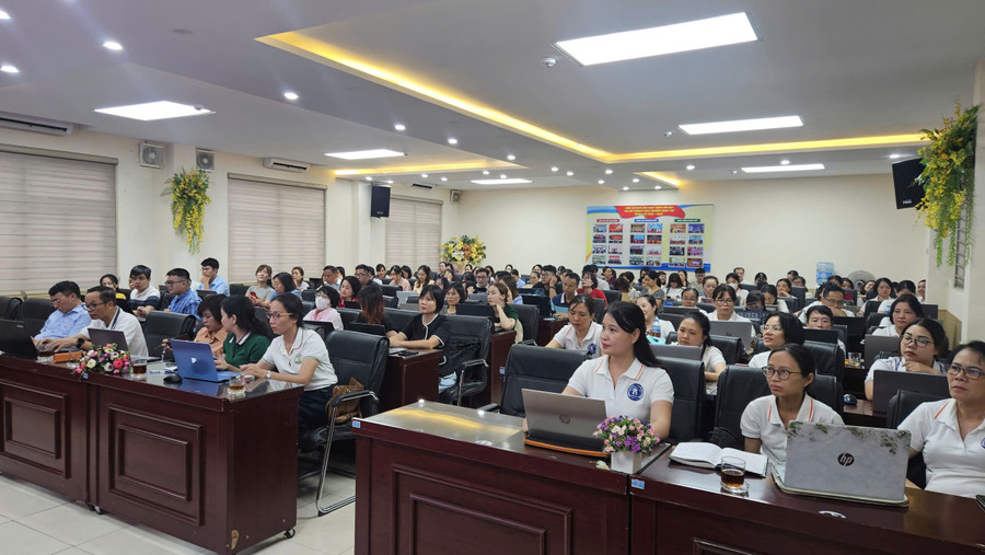 Đại biểu dự chương trình.