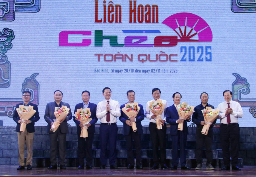 Ông Tạ Quang Đông và ông Vương Quốc Tuấn - Chủ tịch UBND tỉnh Bắc Ninh tặng hoa Hội đồng nghệ thuật.