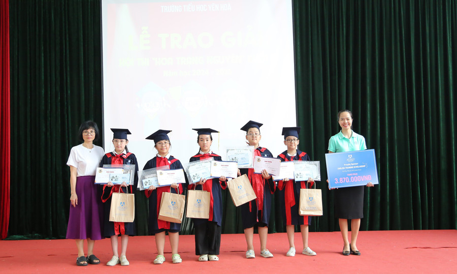 Đại diện Ban Giám hiệu Trường Tiểu học Yên Hòa và đại biểu trao giải Ba (khối 5). y-3.jpg