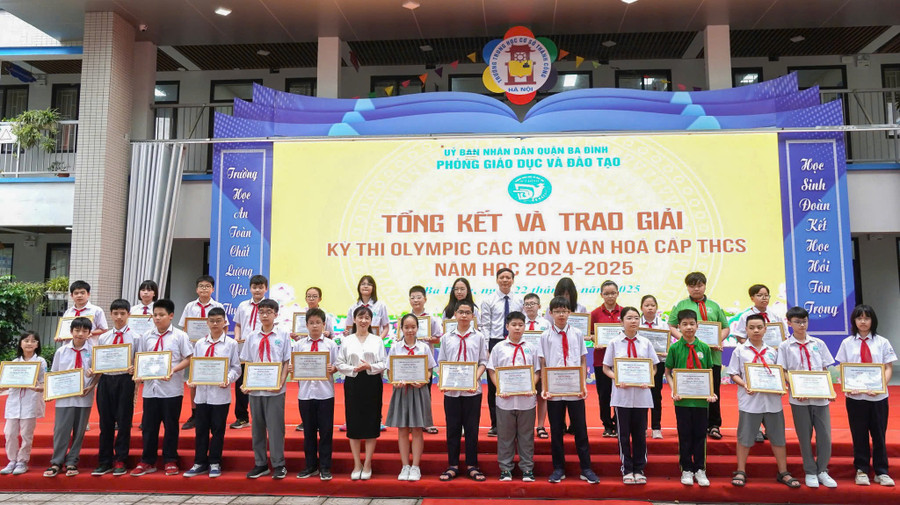 Lãnh đạo phòng GD&ĐT quận Ba Đình cùng đại biểu trao giải Nhất cho các em học sinh.