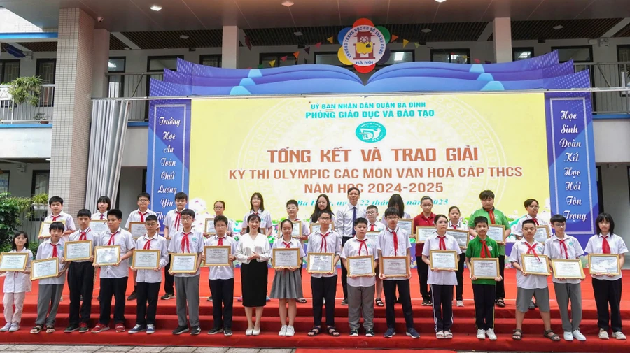 Lãnh đạo phòng GD&ĐT quận Ba Đình cùng đại biểu trao giải Nhất cho các em học sinh.