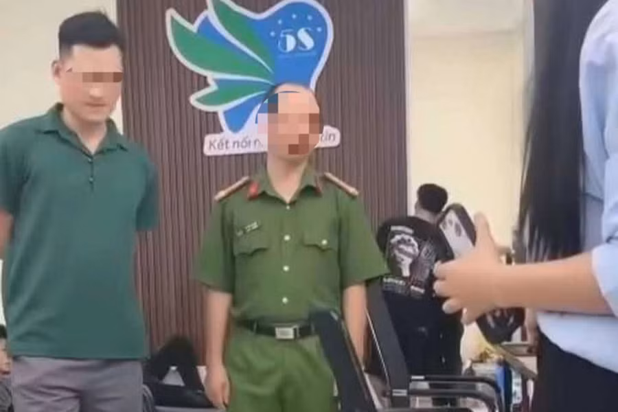 Cán bộ công an phường Dương Nội đến làm việc tại 1 công ty trên địa bàn. (Ảnh cắt từ clip).