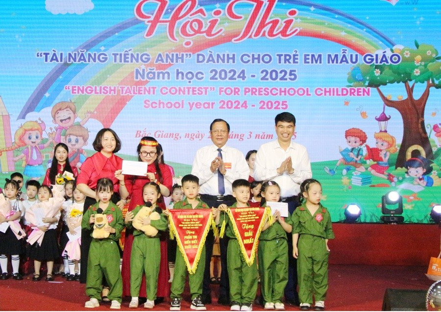 Ông Nguyễn Văn Thêm - Phó Giám đốc Sở GD&ĐT Bắc Giang cùng đại diện Ban tổ chức trao giải Nhất cho đội học sinh mầm non thị xã Việt Yên.