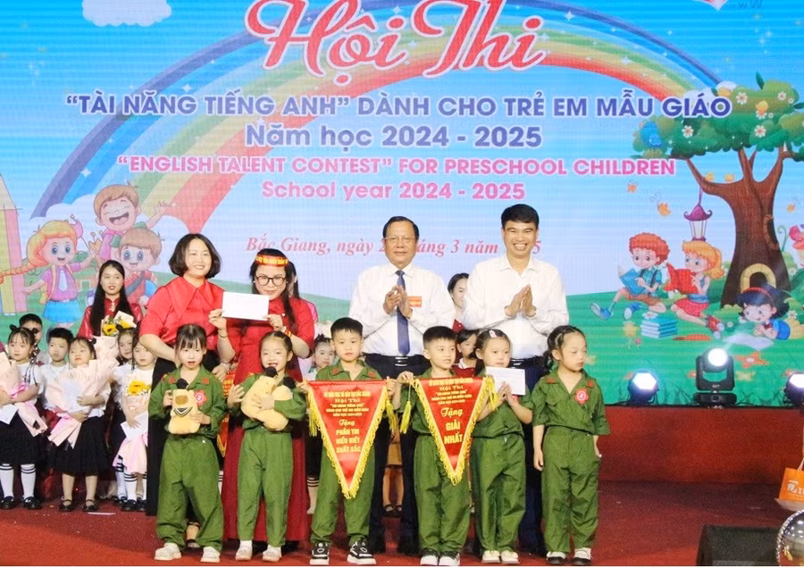 Ông Nguyễn Văn Thêm - Phó Giám đốc Sở GD&ĐT Bắc Giang cùng đại diện Ban tổ chức trao giải Nhất cho đội học sinh mầm non thị xã Việt Yên.