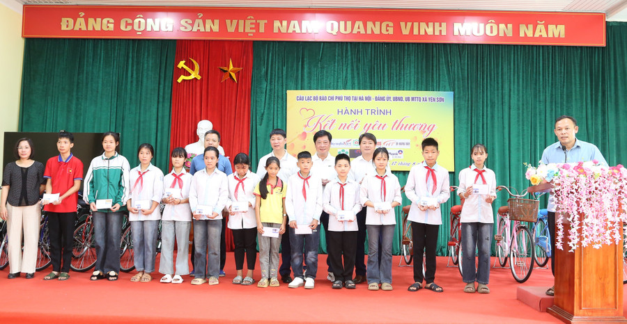 Ông Nguyễn Bá Khuyến - Bí thư Đảng ủy xã Yên Sơn và nhà báo Nguyễn Thanh Hải - Chủ tịch CLB báo chí Phú Thọ tại Hà Nội cùng đại biểu trao quà cho học sinh.