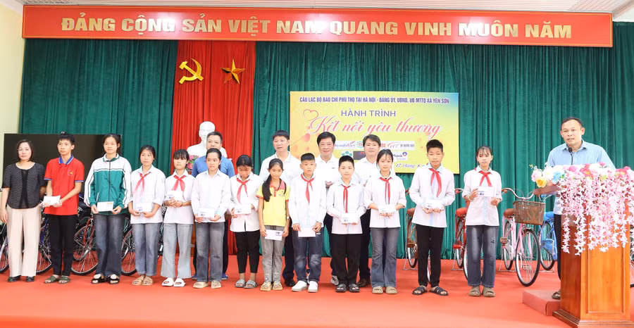 Ông Nguyễn Bá Khuyến - Bí thư Đảng ủy xã Yên Sơn và nhà báo Nguyễn Thanh Hải - Chủ tịch CLB báo chí Phú Thọ tại Hà Nội cùng đại biểu trao quà cho học sinh.