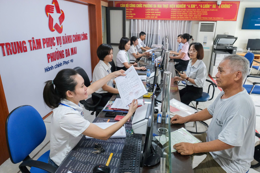 Người dân làm thủ tục hành chính tại phường Đa Mai.