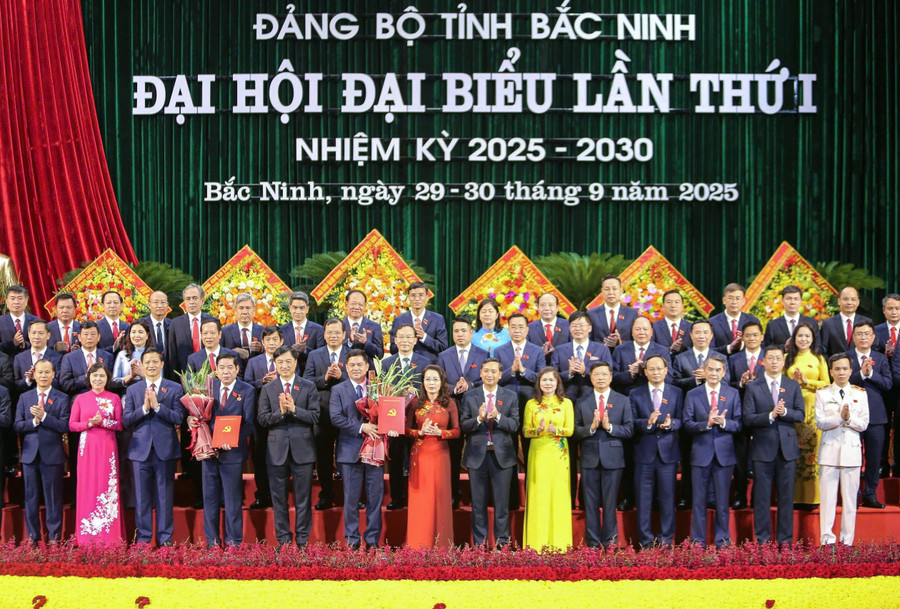 Ông Nguyễn Duy Ngọc, Chủ nhiệm Ủy ban Kiểm tra Trung ương cùng đại biểu chúc mừng Đại hội. anh-bi-thu-2.jpg