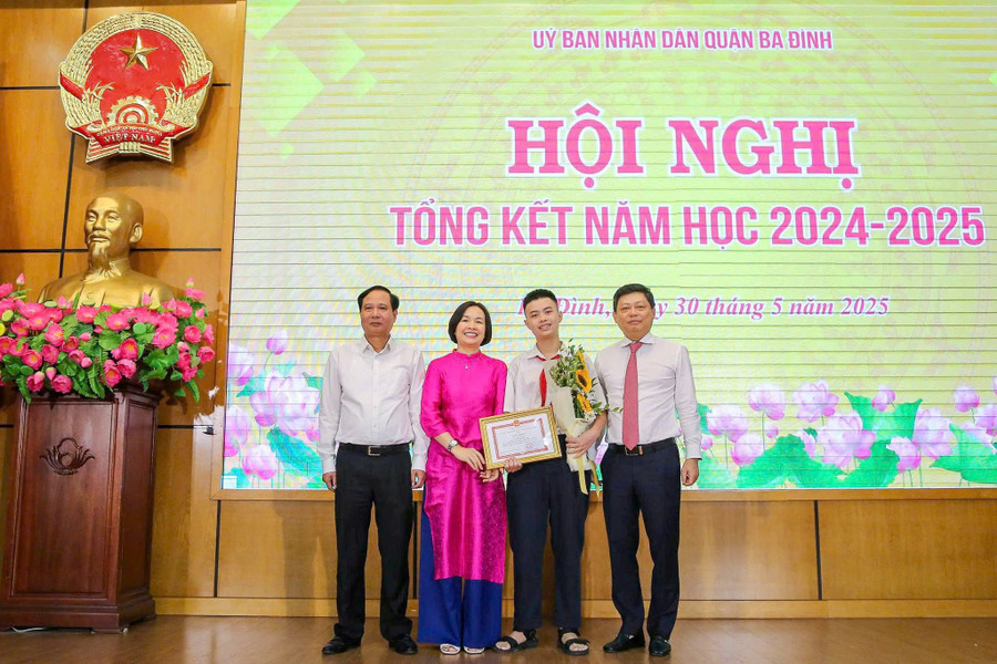 Lãnh đạo quận Ba Đình chúc mừng và chụp ảnh lưu niệm với cô trò Trường THCS Thành Công. d-9.jpg
