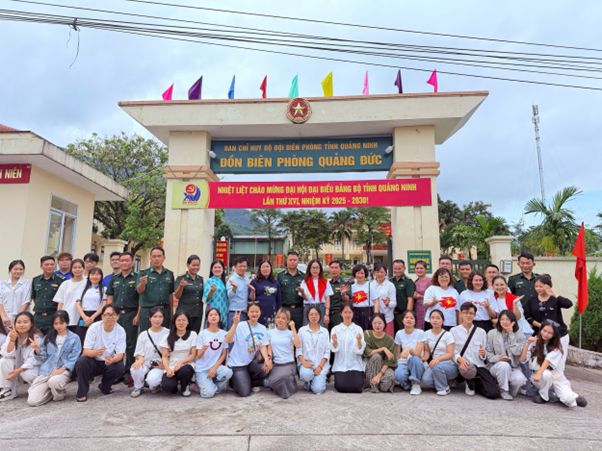 Đoàn giảng viên và sinh viên chụp ảnh lưu niệm cùng với cán bộ Đồn Biên phòng Quảng Đức. tt5.png