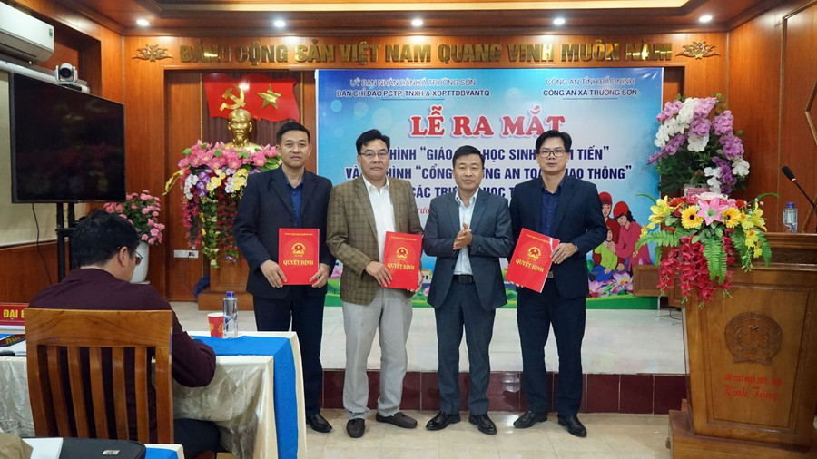 Ông Giáp Văn Đồng - Phó Chủ tịch UBND xã Trường Sơn trao quyết định về mô hình cho các trường học.