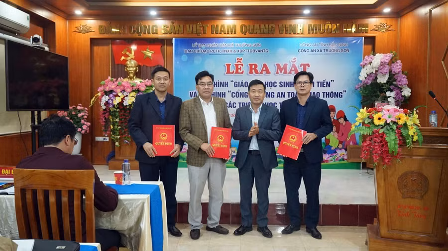 Ông Giáp Văn Đồng - Phó Chủ tịch UBND xã Trường Sơn trao quyết định về mô hình cho các trường học.