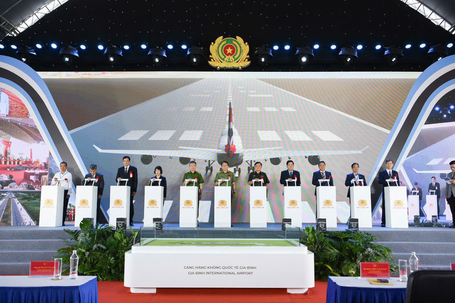 Bộ trưởng Lương Tam Quang và lãnh đạo các bộ, ngành, địa phương thực hiện nghi lễ khởi công dự án.