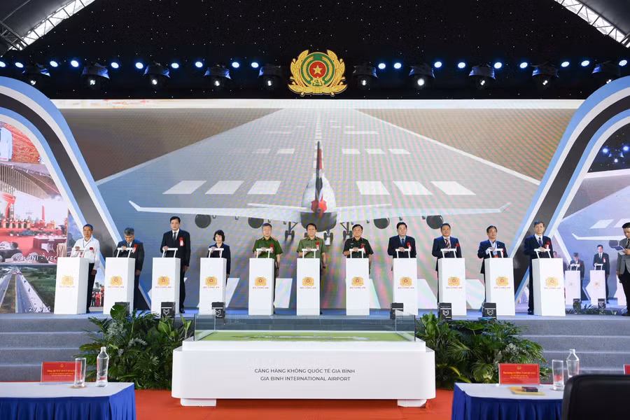 Bộ trưởng Lương Tam Quang và lãnh đạo các bộ, ngành, địa phương thực hiện nghi lễ khởi công dự án.