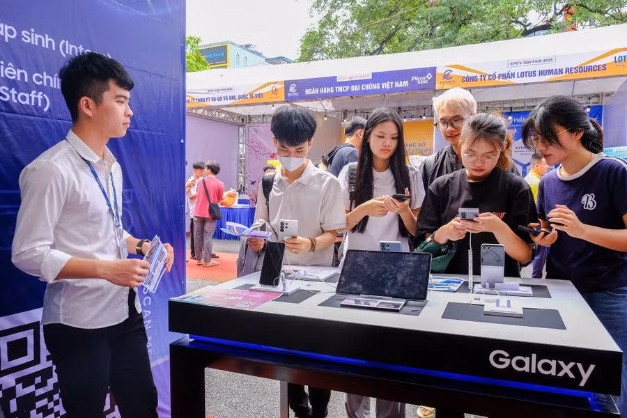 Sinh viên EPU được doanh nghiệp chào đón, tuyển dụng tại trường.