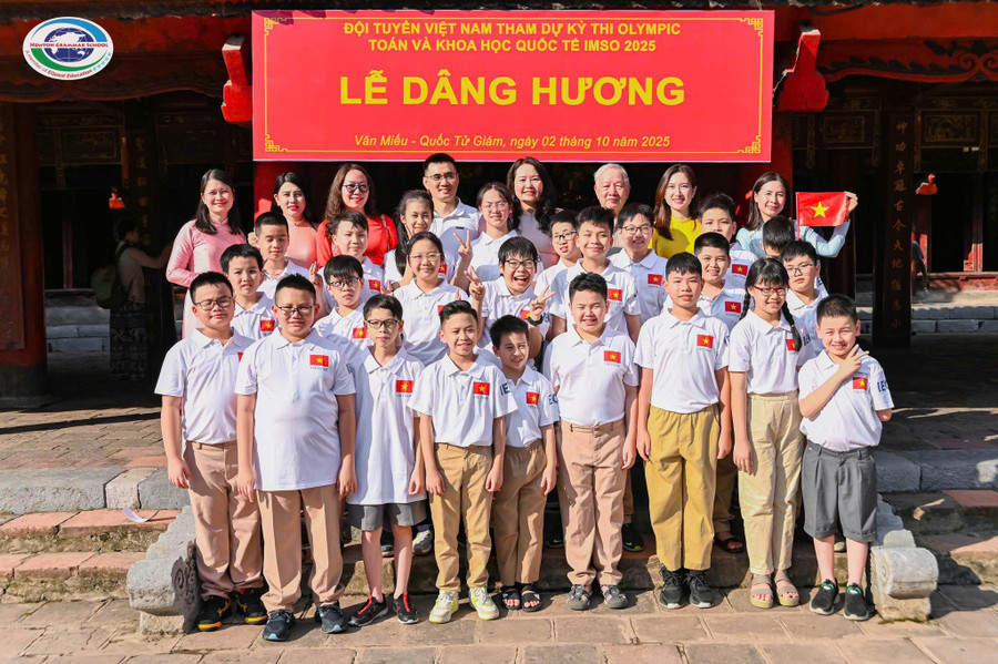 Đội tuyển Việt Nam tham dự Kỳ thi Olympic Toán và Khoa học Quốc tế IMSO 2025 dâng hương tại Văn Miếu - Quốc Tử Giám. n-3.jpg