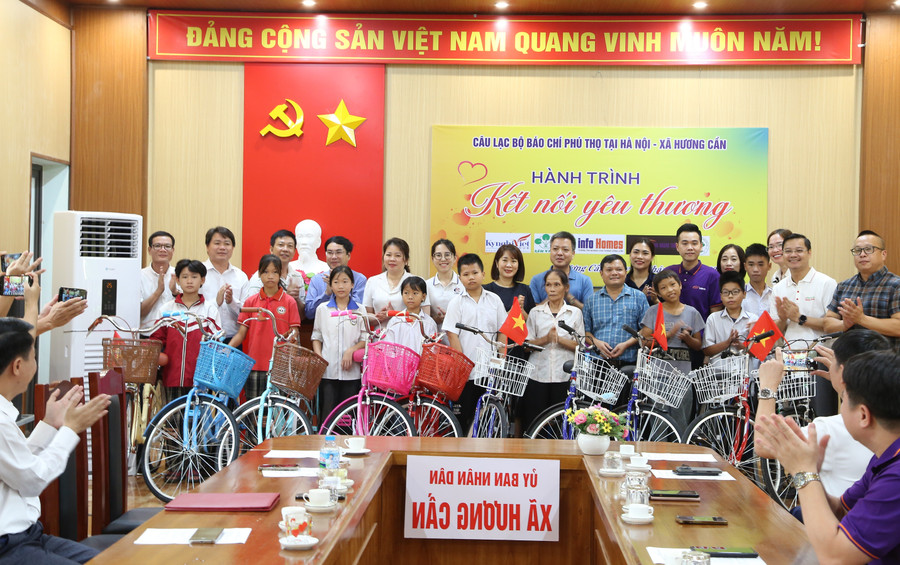 CLB báo chí Phú Thọ tại Hà Nội và nhà hảo tâm, lãnh đạo xã Hương Cần trao quà, động viên các em học sinh. a11.jpg