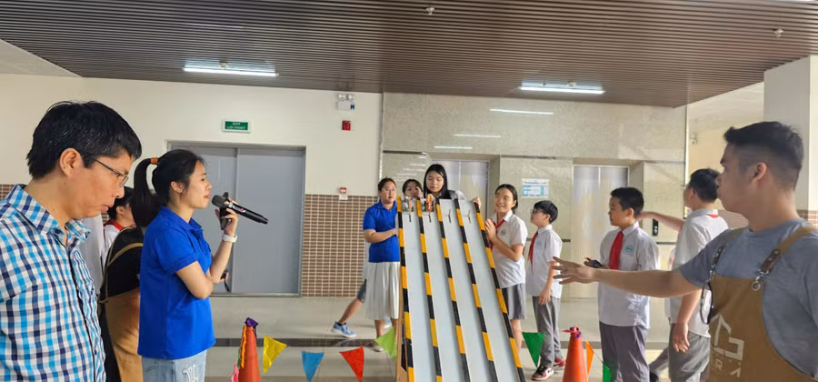 Các đội đua cấp lớp diễn ra vô cùng sôi động.