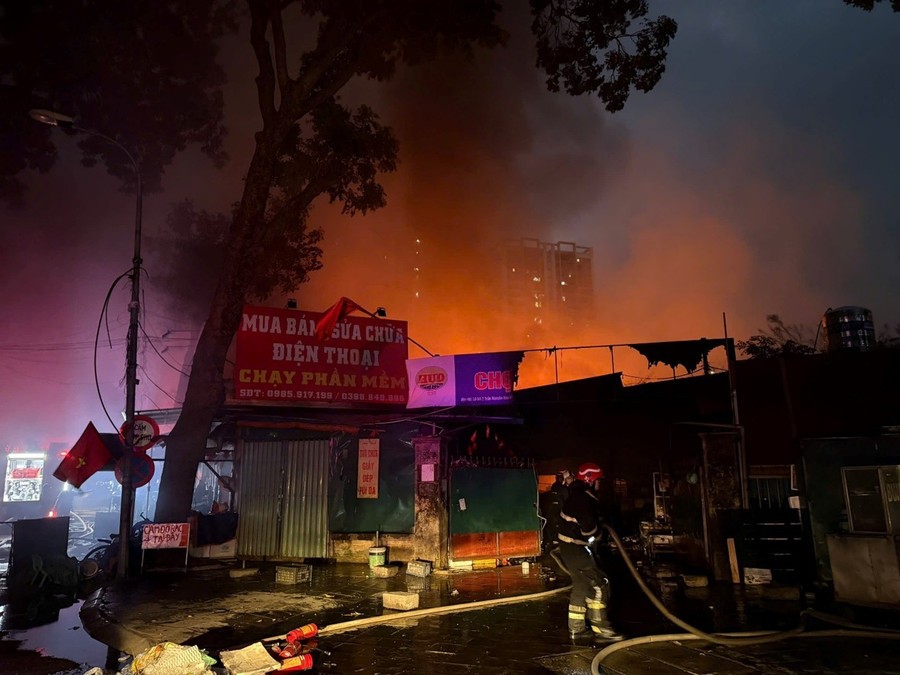 Cảnh sát PCCC&CNCH nỗ lực khống chế đám cháy.
