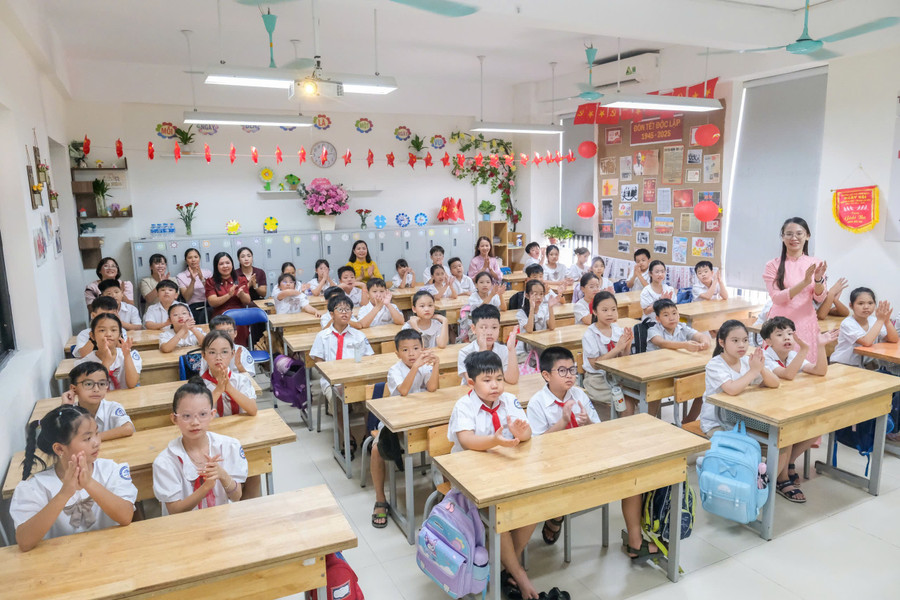 Cô trò lớp 4A6 hân hoan trước giờ diễn ra lễ khai giảng trực tuyến. dn9.jpg