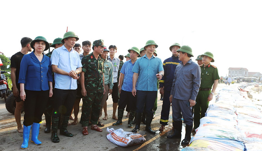 Chủ tịch UBND tỉnh Bắc Ninh yêu cầu chính quyền địa phương tiếp tục bám sát diễn biến mực nước sông, huy động tối đa nhân lực, vật tư theo phương châm “bốn tại chỗ”. a8-2.jpg