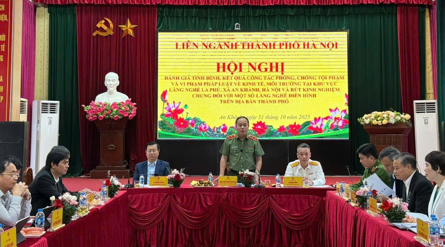 Quang cảnh buổi làm việc. z7174421231951-ee17d0076ad441b01198e9248358d8dc.jpg