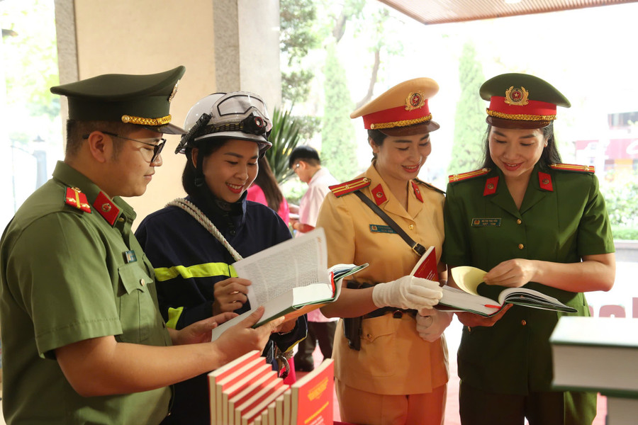 Cán bộ chiến sĩ Công an Thủ đô nghiên cứu, học tập cuốn sách của Tổng Bí thư Tô Lâm. 