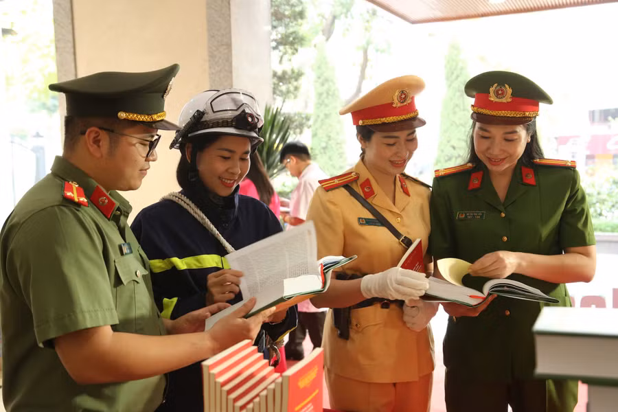 Cán bộ chiến sĩ Công an Thủ đô nghiên cứu, học tập cuốn sách của Tổng Bí thư Tô Lâm. 