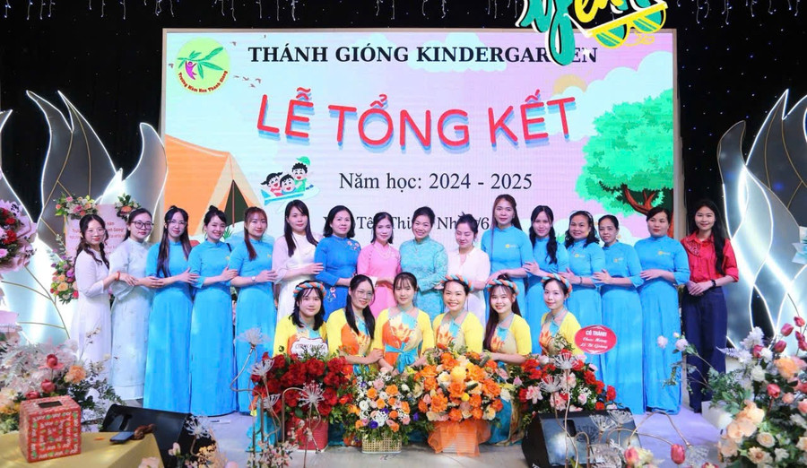 Niềm vui của các cô giáo trong ngày lễ tổng kết năm học. hua-2.jpg