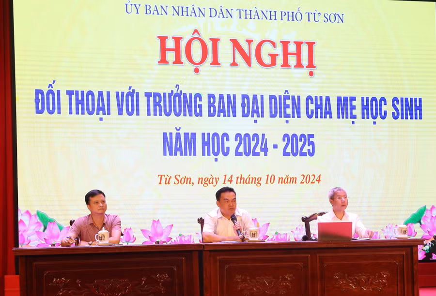 Phó Chủ tịch Thường trực UBND TP Từ Sơn giải đáp kiến nghị, đề xuất của phụ huynh học sinh. 