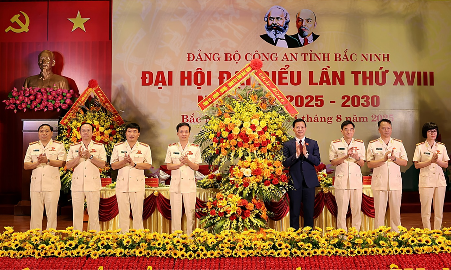Lãnh đạo Bộ Công an, tỉnh Bắc Ninh chúc mừng Ban Chấp hành Đảng bộ Công an tỉnh Bắc Ninh.