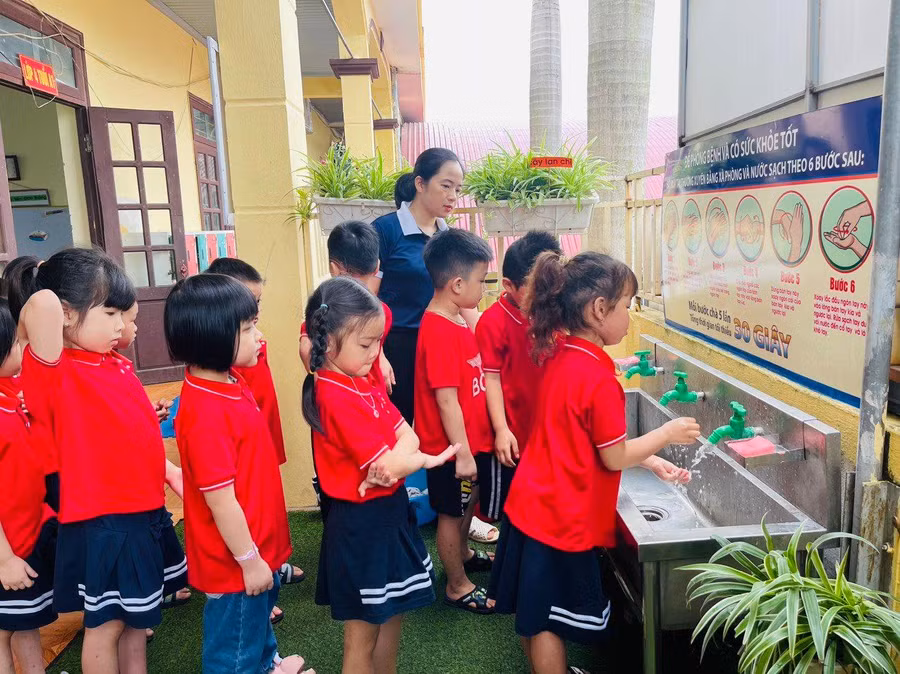 Học sinh rửa tay với nước sạch và xà phòng.