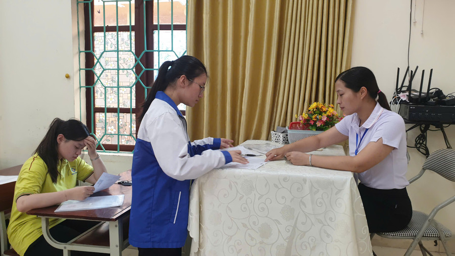 Thí sinh kiểm tra lại thông tin tại điểm thi Trường THPT Hàn Thuyên. ht-1.jpg