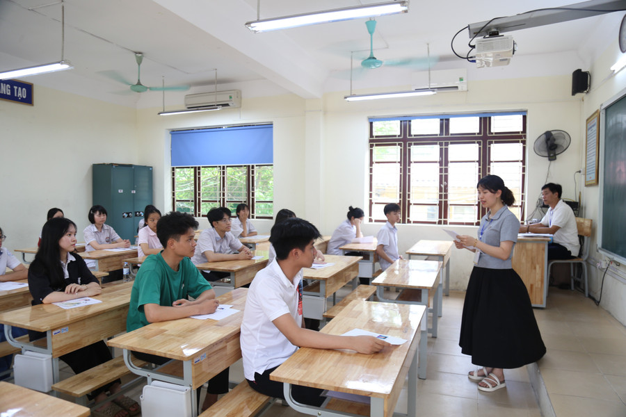 Cán bộ làm thi phổ biến các quy định liên quan kỳ thi tại Hội đồng thi THPT Hoàng Quốc Việt. img-1581.jpg