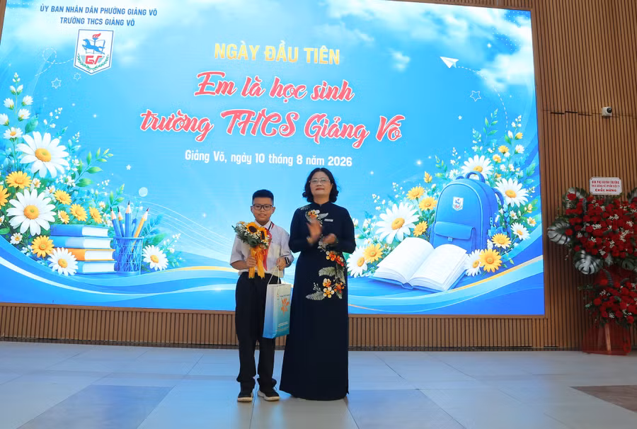 Nhà giáo Tô Thị Hải Yến khen thưởng học sinh Nguyễn Minh Trí.