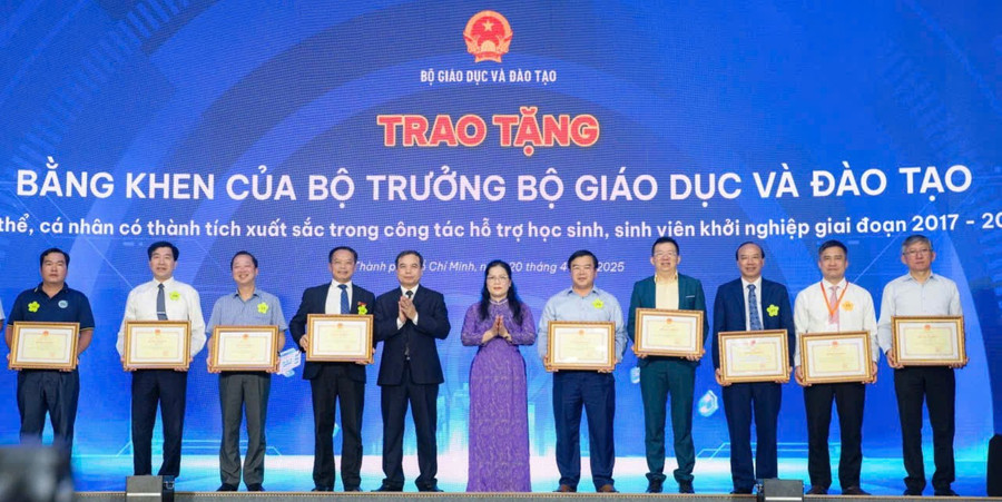 NGƯT.TS Phạm Xuân Khánh (thứ 4 từ trái sang phải) vinh dự nhận Bằng khen của Bộ trưởng Bộ GD&ĐT. anh-4.jpg
