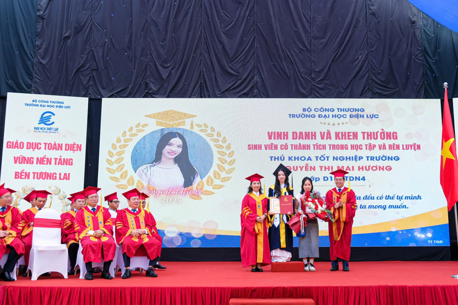 TS. Dương Trung Kiên - Phó hiệu trưởng Trường Đại học Điện lực trao bằng tốt nghiệp, khen thưởng em Nguyễn Thị Mai Hương, Thủ khoa đầu ra Trường Đại học Điện lực. dl-6.jpg