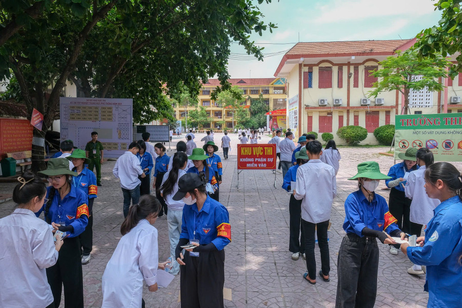 Thí sinh dự thi tại điểm thi Trường THPT Ngô Sĩ Liên.