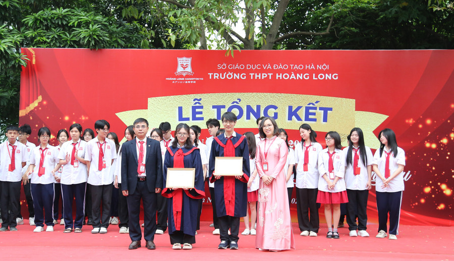 TS. Hoàng Việt và cô Đào Thị Thu Trang - Phó Hiệu trưởng nhà trường trao khen thưởng cho các em học sinh trong buổi lễ tổng kết. hl-2.jpg