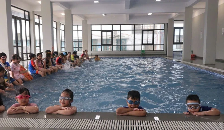 Học sinh Trường Tiểu học Đình Bảng 1 tại lớp bơi.