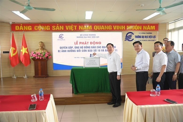 Quyên góp, ủng hộ đồng bào bị ảnh hưởng bởi bão số 10 và số 11. 
