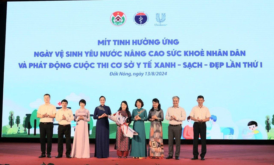 PGS.TS. Nguyễn Thị Liên Hương - Thứ trưởng Bộ Y tế tặng hoa cho các thành viên Hội đồng Giám khảo cuộc thi Cơ sở y tế Xanh- Sạch - Đẹp lần thứ I.