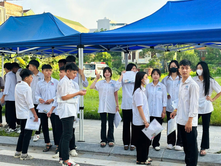 Thí sinh Bắc Ninh tự tin trước giờ vào làm bài thi. z6742739998912-3df8f43f351193a6d9dc6747ac3a6d38.jpg