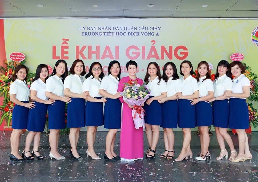 NGƯT Nguyễn Thị Phương Lan (áo dài) - nguyên Hiệu trưởng Trường Tiểu học Dịch Vọng A (nơi cô Hoa từng giảng dạy).