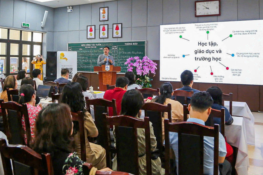 Chuyên gia chia sẻ tại hội thảo. b-3.jpg
