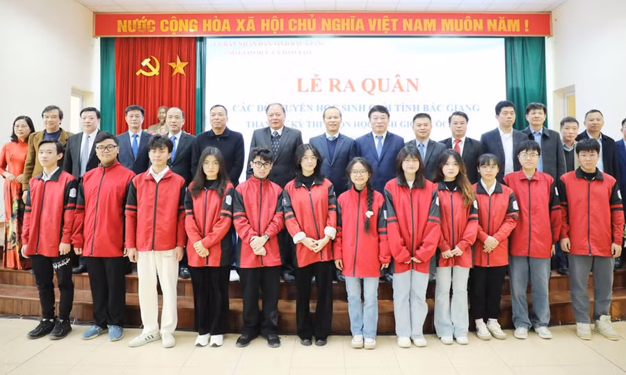 Lãnh đạo tỉnh Bắc Giang và các đại biểu chụp ảnh lưu niệm cùng các thí sinh tham dự kỳ thi HSG quốc gia năm học 2024 - 2025 (ảnh TL).