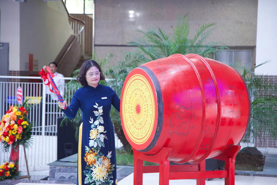Cô Tô Thị Hải Yến - Hiệu trưởng Trường THCS Giảng Võ đánh trống khai giảng. z6980081802157-1b69ff0bd19590070c6721ac4476ab43.jpg