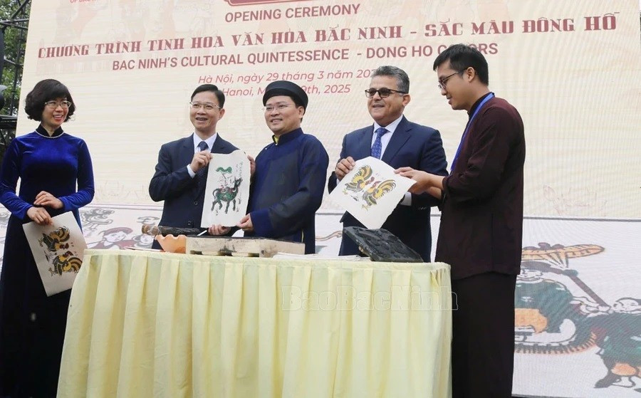 Bí thư Tỉnh ủy Bắc Ninh Nguyễn Anh Tuấn cùng các đại biểu trải nghiệm in tranh dân gian Đông Hồ. b-ninh-2.jpg