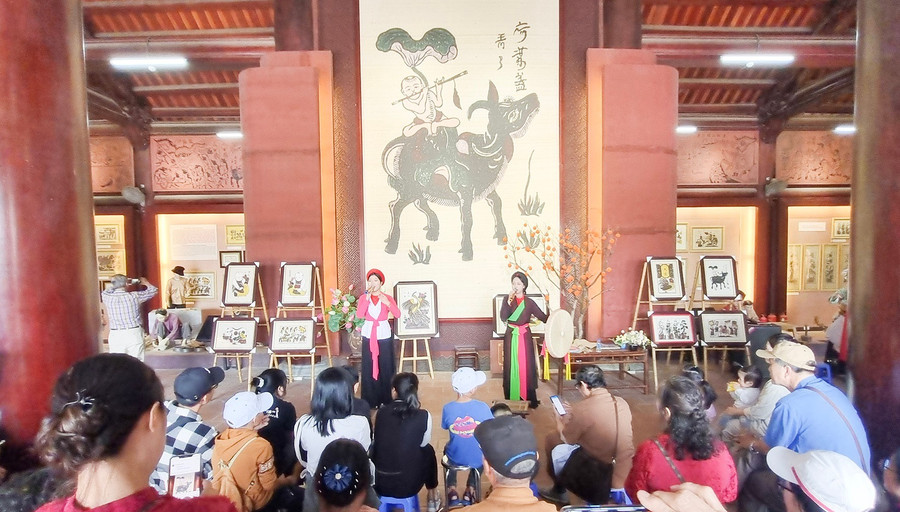 Du khách trải nghiệm văn hóa, tranh dân gian Đông Hồ. b-ninh-1.jpg