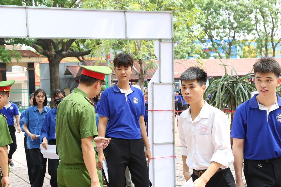 Lực lượng công an làm nhiệm vụ tại khu vực cổng mềm. dt-2.jpg